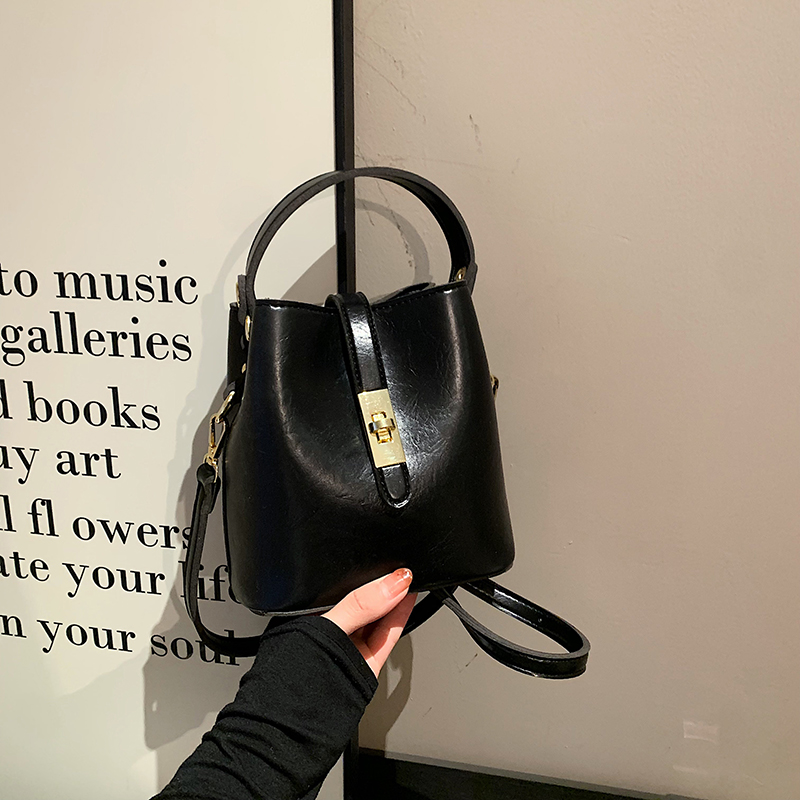 Lightweight Versatile Shoulder Bag for Women - Spring 2025 Commuting Handbag, Travel Crossbody Bag in Chic Design Lightweight Versatile Shoulder Bag for Women - Spring 2025 Commuting Handbag, Travel Crossbody Bag in Chic Design