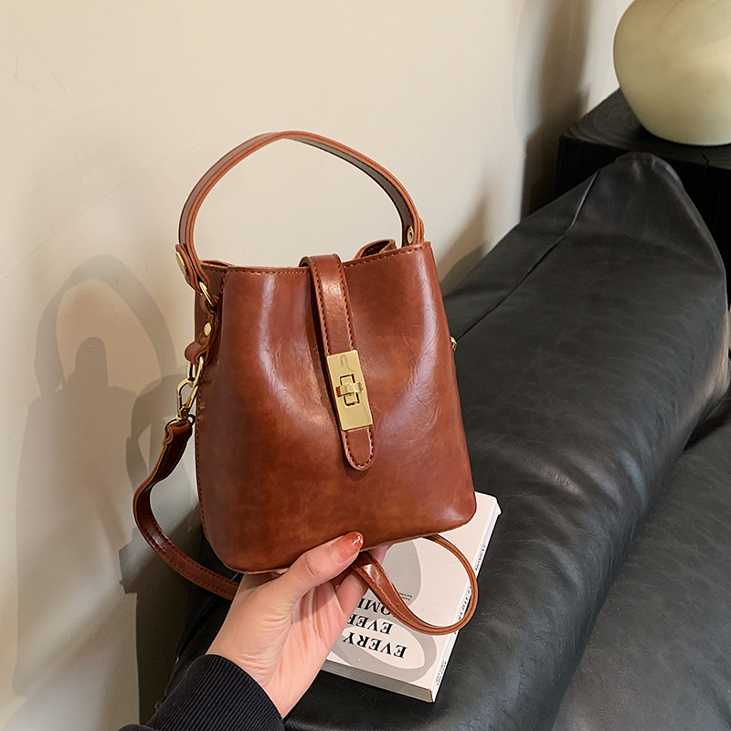 Lightweight Versatile Shoulder Bag for Women - Spring 2025 Commuting Handbag, Travel Crossbody Bag in Chic Design Lightweight Versatile Shoulder Bag for Women - Spring 2025 Commuting Handbag, Travel Crossbody Bag in Chic Design