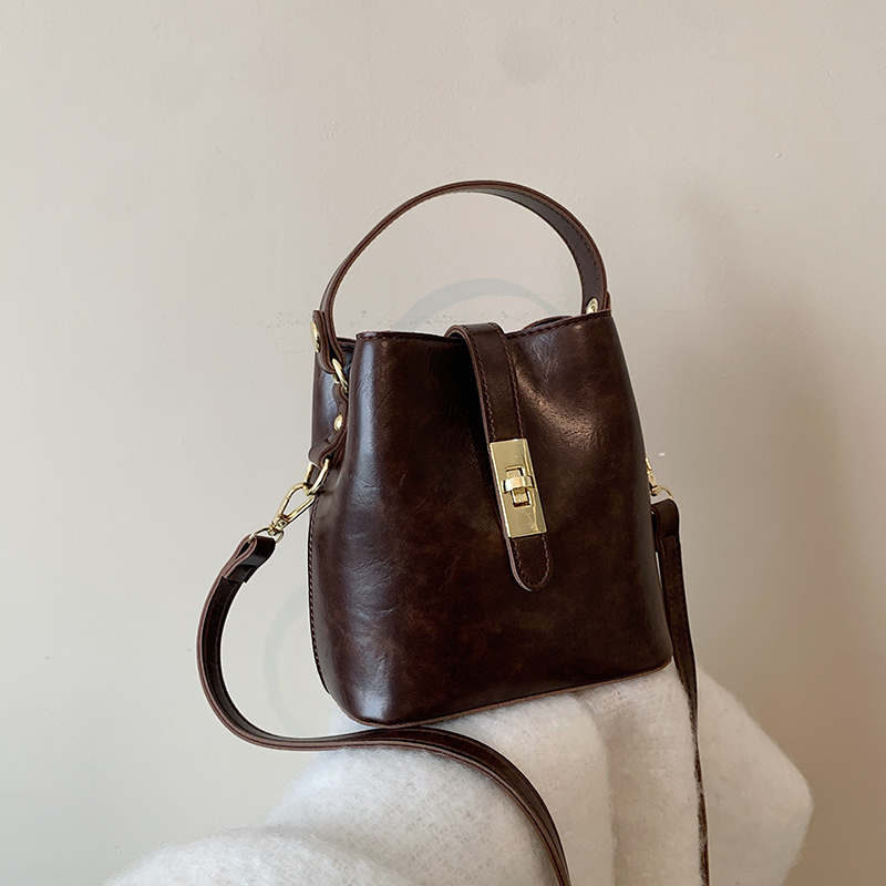 Lightweight Versatile Shoulder Bag for Women - Spring 2025 Commuting Handbag, Travel Crossbody Bag in Chic Design Lightweight Versatile Shoulder Bag for Women - Spring 2025 Commuting Handbag, Travel Crossbody Bag in Chic Design