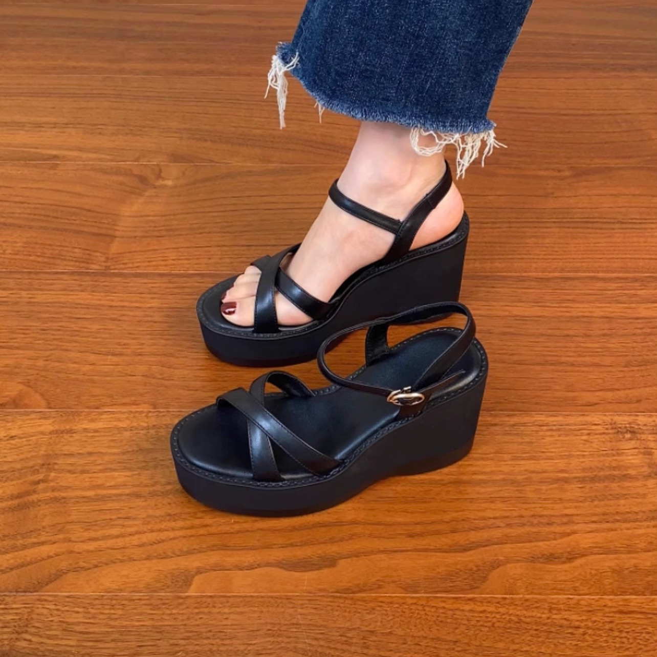 Lightweight Wedge Open-Toe Sandals for Women - Summer Waterproof Platform High Heels in First-Layer Cowhide Lightweight Wedge Open-Toe Sandals for Women - Summer Waterproof Platform High Heels in First-Layer Cowhide