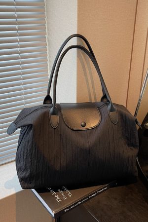 Lightweight Women's Large Capacity Commuter Bag - Fashionable Shoulder Bag for Business Travel, Maternity, and Gym