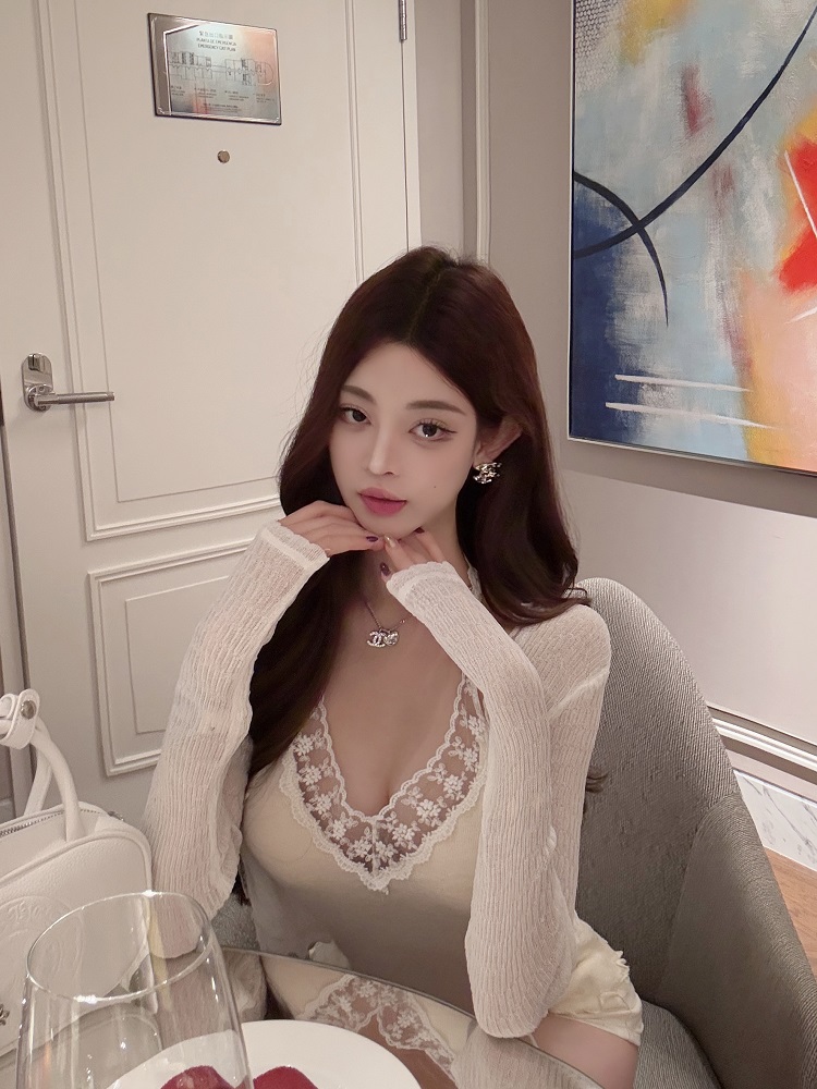 Luna Lona Ice Silk Knitted Women's Short Cardigan with Lace Trim - Lightweight, Elegant Layering for Spring and Summer Luna Lona Ice Silk Knitted Women's Short Cardigan with Lace Trim - Lightweight, Elegant Layering for Spring and Summer