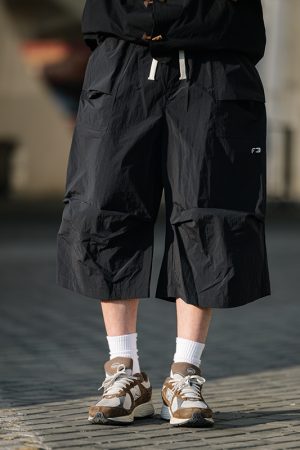 Men's Outdoor Functional Windbreaker Shorts, Quick-Drying Loose Seven-Point Pants with Large Pockets for Active Adventures