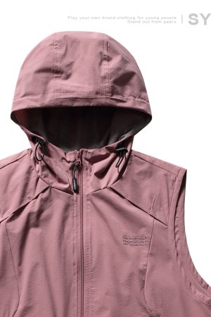 Men's Textured Hooded Outdoor Vest with Shoulder Pocket, Functional Zipper Jacket for Mountain Adventures, Perfect for Casual and Active Wear