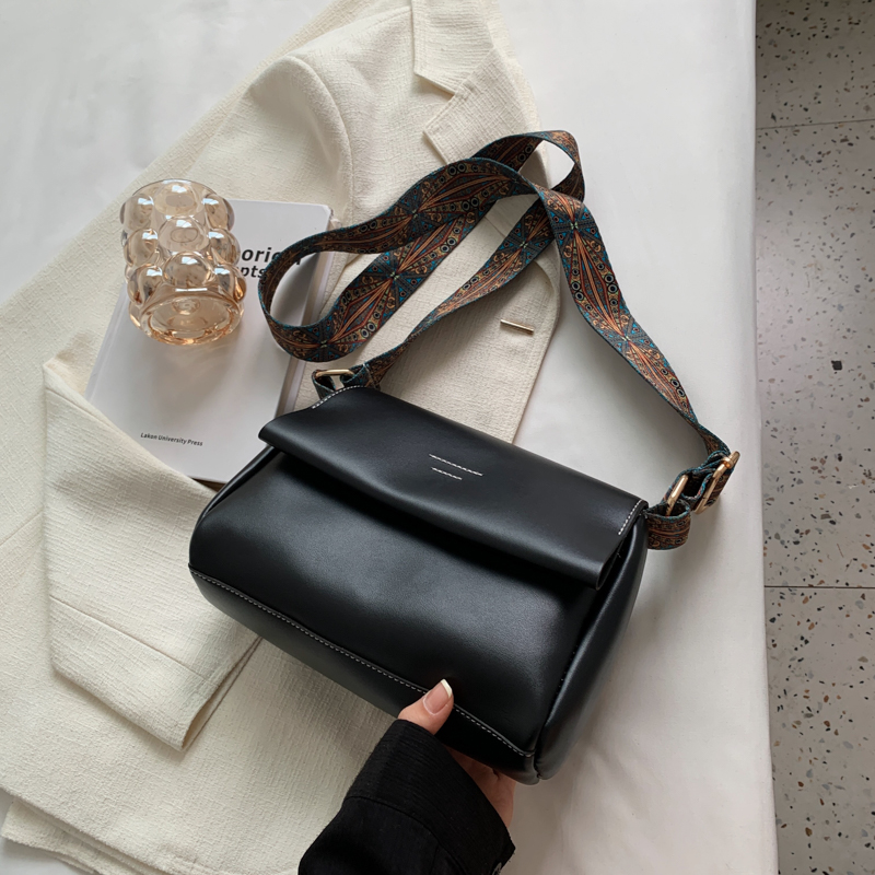 Minimalist British Retro Shoulder Bag - Soft Leather Crossbody Small Square Bag for Women, Versatile High-End Commuting Style Minimalist British Retro Shoulder Bag - Soft Leather Crossbody Small Square Bag for Women, Versatile High-End Commuting Style