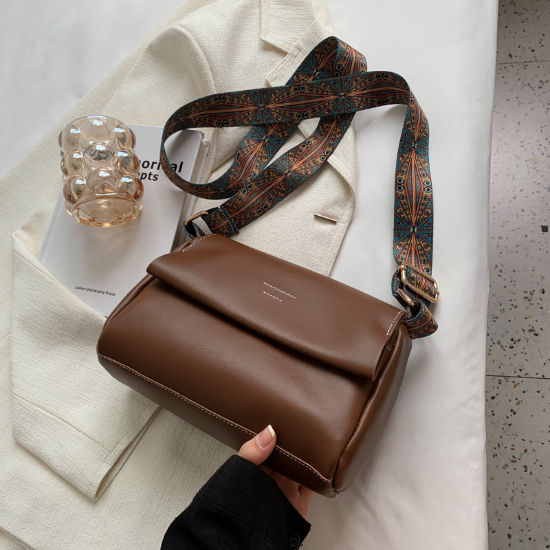 Minimalist British Retro Shoulder Bag - Soft Leather Crossbody Small Square Bag for Women, Versatile High-End Commuting Style Minimalist British Retro Shoulder Bag - Soft Leather Crossbody Small Square Bag for Women, Versatile High-End Commuting Style