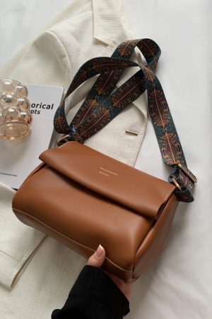 Minimalist British Retro Shoulder Bag - Soft Leather Crossbody Small Square Bag for Women, Versatile High-End Commuting Style