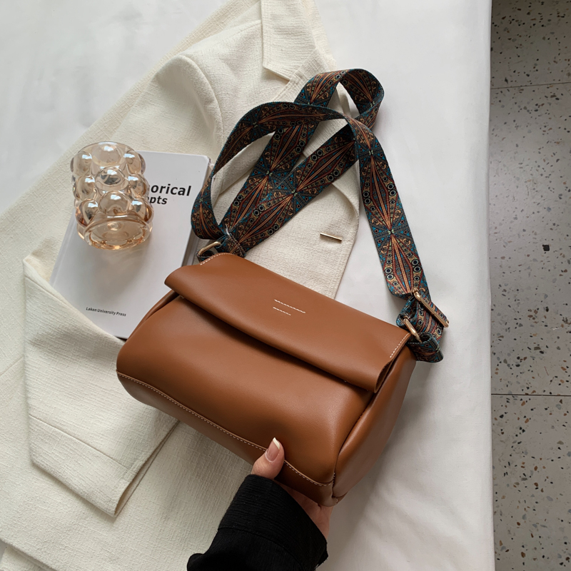 Minimalist British Retro Shoulder Bag - Soft Leather Crossbody Small Square Bag for Women, Versatile High-End Commuting Style Minimalist British Retro Shoulder Bag - Soft Leather Crossbody Small Square Bag for Women, Versatile High-End Commuting Style