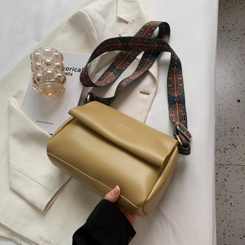 Minimalist British Retro Shoulder Bag - Soft Leather Crossbody Small Square Bag for Women, Versatile High-End Commuting Style Minimalist British Retro Shoulder Bag - Soft Leather Crossbody Small Square Bag for Women, Versatile High-End Commuting Style