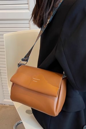 Minimalist British Retro Shoulder Bag - Soft Leather Crossbody Small Square Bag for Women, Versatile High-End Commuting Style