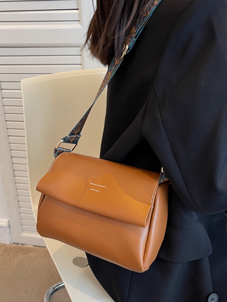 Minimalist British Retro Shoulder Bag - Soft Leather Crossbody Small Square Bag for Women, Versatile High-End Commuting Style Minimalist British Retro Shoulder Bag - Soft Leather Crossbody Small Square Bag for Women, Versatile High-End Commuting Style