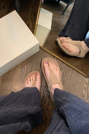 Minimalist Herringbone Sheepskin Thong Sandals for Women - Retro Flat Flip-Flops for Summer Vacation