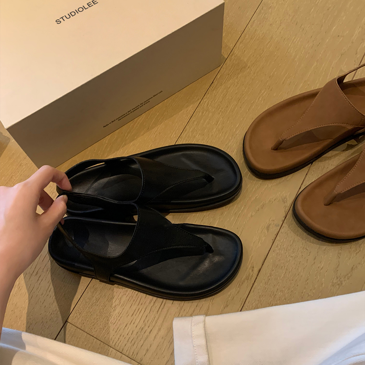 Minimalist Herringbone Sheepskin Thong Sandals for Women - Retro Flat Flip-Flops for Summer Vacation Minimalist Herringbone Sheepskin Thong Sandals for Women - Retro Flat Flip-Flops for Summer Vacation