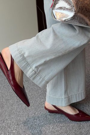 Minimalist Pointed Toe Flat Sandals for Women - Subtle Wedge Heel, Stylish Commuting Design, Perfect for Everyday Wear