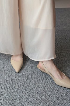 Minimalist Pointed Toe Flat Sandals for Women - Subtle Wedge Heel, Stylish Commuting Design, Perfect for Everyday Wear