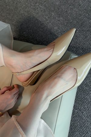 Minimalist Pointed Toe Flat Sandals for Women - Subtle Wedge Heel, Stylish Commuting Design, Perfect for Everyday Wear