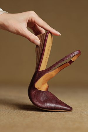 Minimalist V-Shaped Genuine Leather Toe Sandals for Comfortable Commuting - Versatile Slimming Design in Light Luxury Style