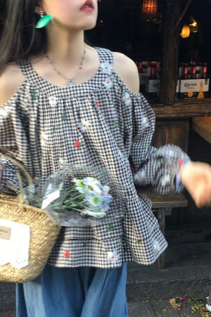 Off-Shoulder Retro Embroidered Cotton Doll Shirt - Women's Spring Lantern Sleeve Top in Rose Bay Style