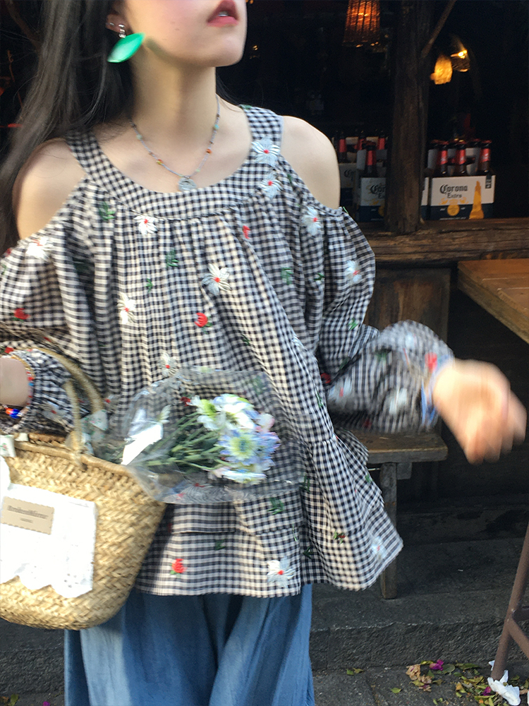 Off-Shoulder Retro Embroidered Cotton Doll Shirt - Women's Spring Lantern Sleeve Top in Rose Bay Style Off-Shoulder Retro Embroidered Cotton Doll Shirt - Women's Spring Lantern Sleeve Top in Rose Bay Style