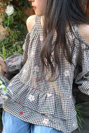 Off-Shoulder Retro Embroidered Cotton Doll Shirt - Women's Spring Lantern Sleeve Top in Rose Bay Style