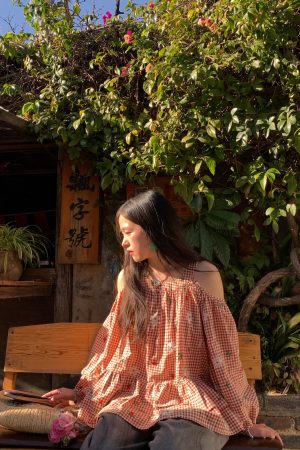 Off-Shoulder Retro Embroidered Cotton Doll Shirt - Women's Spring Lantern Sleeve Top in Rose Bay Style