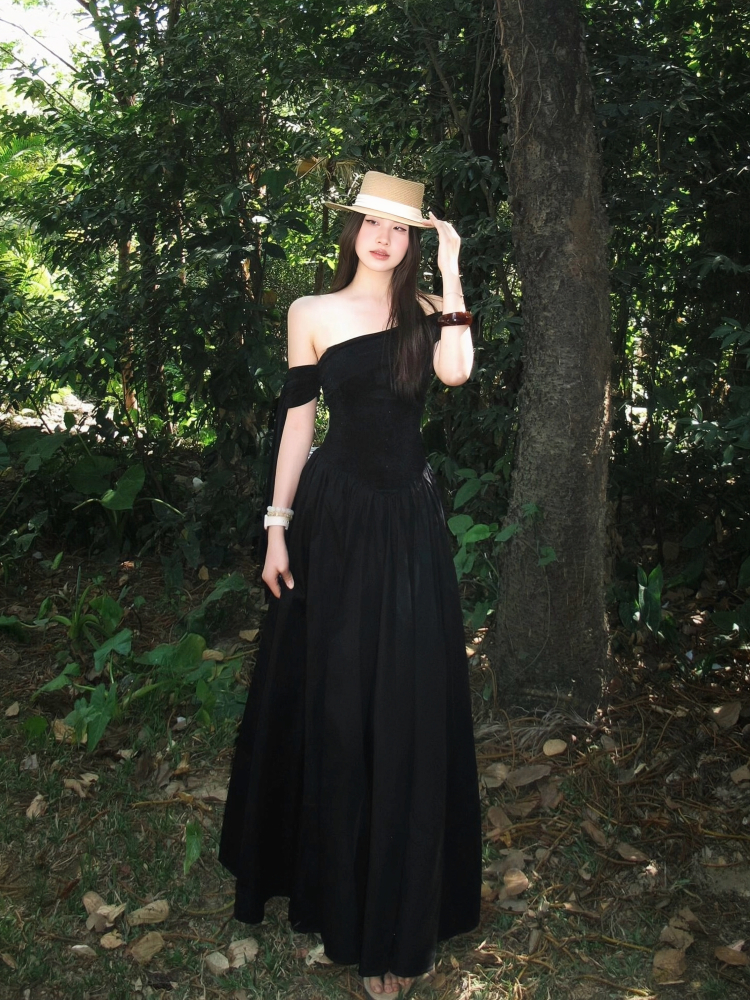 One-Shoulder Black Dress with Flowing Ribbon Big Skirt - Elegant Summer Slim Fit Hepburn Style for Women One-Shoulder Black Dress with Flowing Ribbon Big Skirt - Elegant Summer Slim Fit Hepburn Style for Women