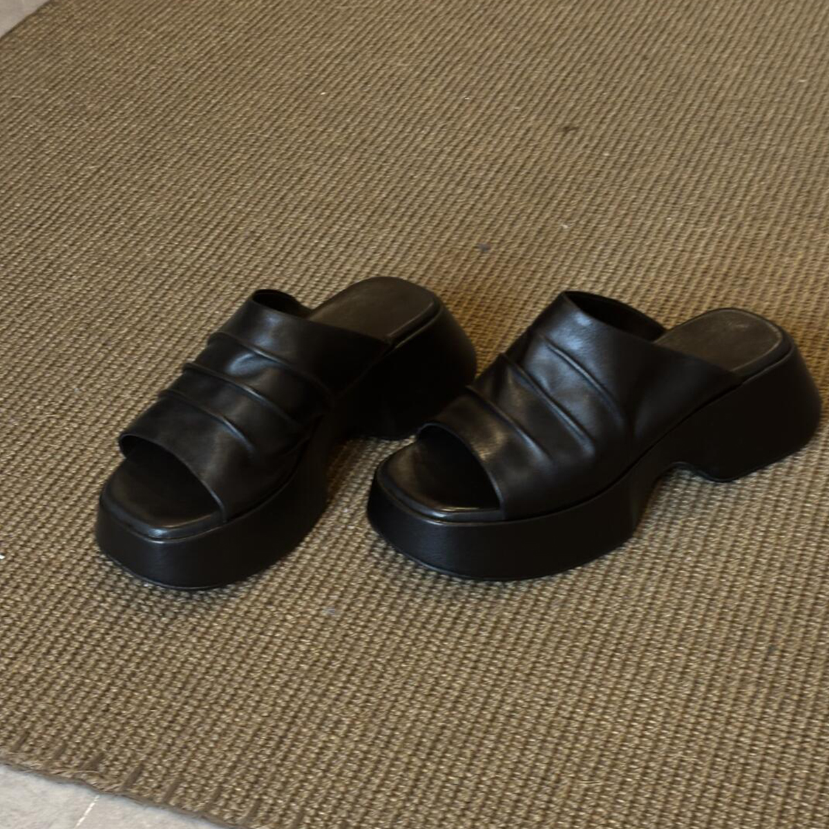 Petite Sheepskin Retro Slip-On Sandals for Women - Thick-Soled, Height-Increasing, Wrinkled Square Toe, Open Toe Design Petite Sheepskin Retro Slip-On Sandals for Women - Thick-Soled, Height-Increasing, Wrinkled Square Toe, Open Toe Design