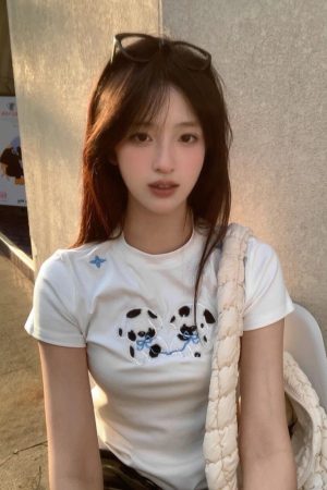 Petite Slim Fit Short-Sleeved T-Shirt with Patch Embroidery for Women - Trendy Summer Style, Age-Reducing Design