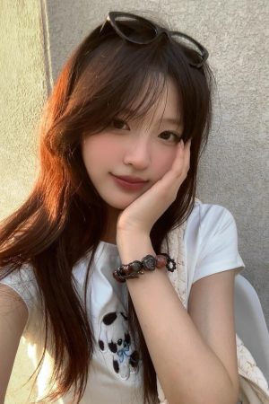 Petite Slim Fit Short-Sleeved T-Shirt with Patch Embroidery for Women - Trendy Summer Style, Age-Reducing Design