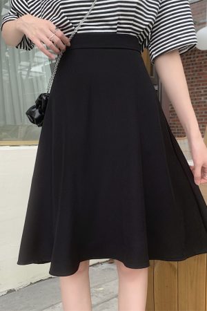 Plus Size Black Puffed A-Line Skirt for Summer, High-Waisted Umbrella Design, Slimming Anti-Exposure Style for Curvy Women