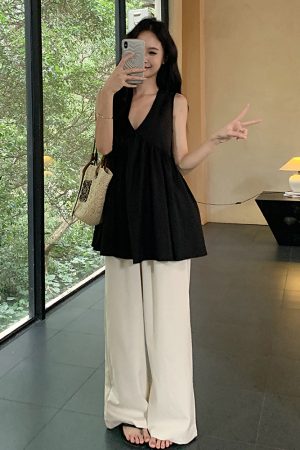 Plus Size Black V-Neck Tank Top for Women - Loose-Fitting, Slimming Sleeveless Blouse in Summer Korean Style