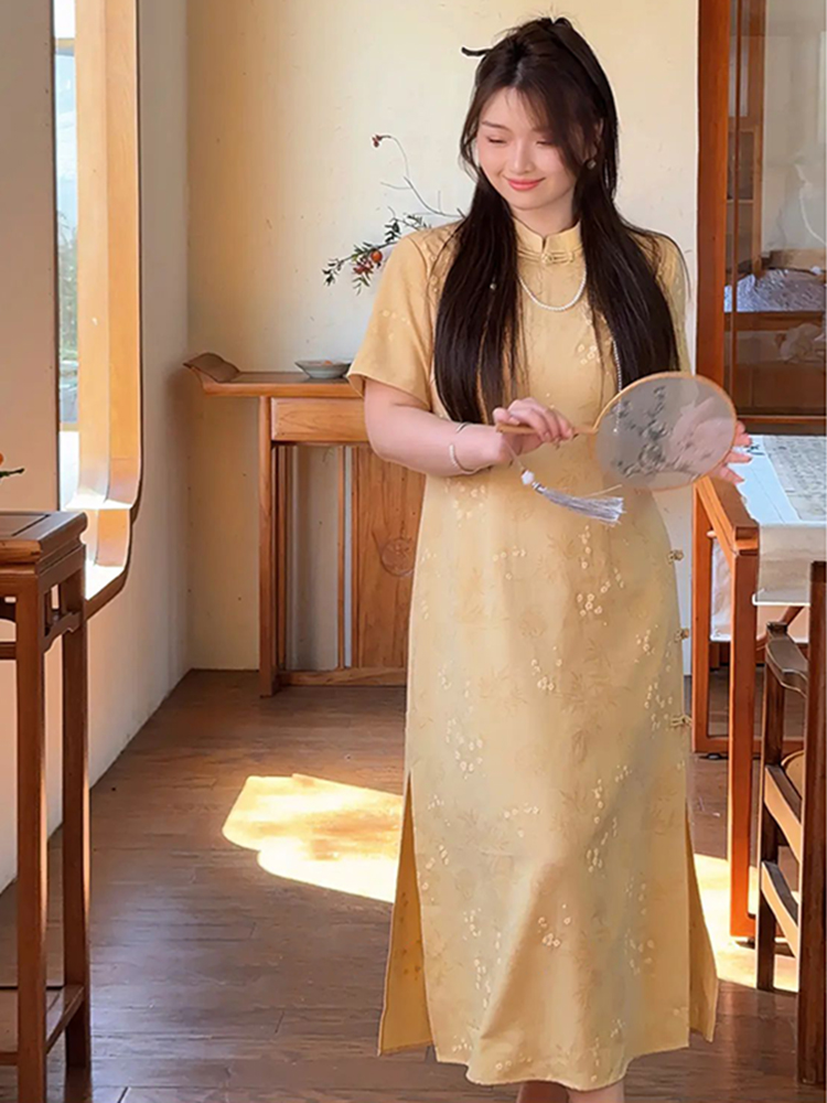 Plus-Size Chinese-Style Jacquard Cheongsam Dress for Women, Elegant Short-Sleeve Design, Flattering Fit for Curvy Figures Plus-Size Chinese-Style Jacquard Cheongsam Dress for Women, Elegant Short-Sleeve Design, Flattering Fit for Curvy Figures