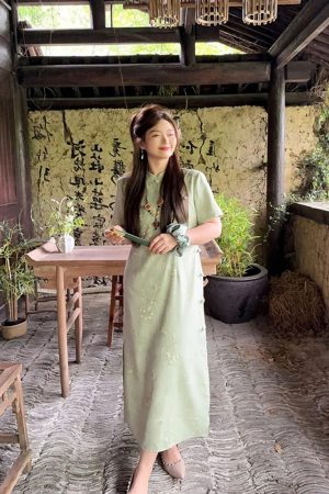 Plus-Size Chinese-Style Jacquard Cheongsam Dress for Women, Elegant Short-Sleeve Design, Flattering Fit for Curvy Figures