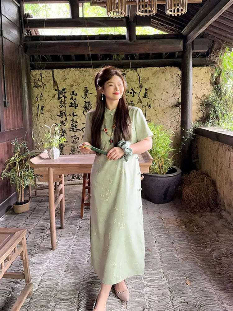 Plus-Size Chinese-Style Jacquard Cheongsam Dress for Women, Elegant Short-Sleeve Design, Flattering Fit for Curvy Figures Plus-Size Chinese-Style Jacquard Cheongsam Dress for Women, Elegant Short-Sleeve Design, Flattering Fit for Curvy Figures