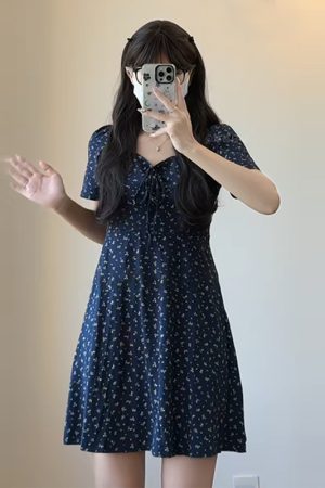 Plus-Size Floral Fitted Bellflower Dress with Square Neck - Summer Slimming Tea Dress for Women