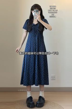 Plus-Size Floral Fitted Bellflower Dress with Square Neck - Summer Slimming Tea Dress for Women