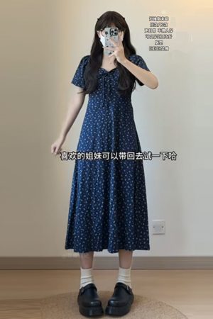 Plus-Size Floral Fitted Bellflower Dress with Square Neck - Summer Slimming Tea Dress for Women