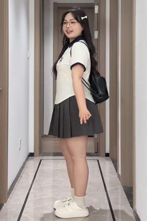 Plus-Size Irregular Short-Sleeve Polo Shirt with Collar for Summer â€“ Flattering College Style T-Shirt for Curvy Women