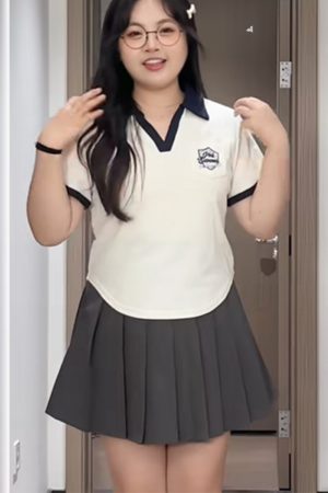 Plus-Size Irregular Short-Sleeve Polo Shirt with Collar for Summer â€“ Flattering College Style T-Shirt for Curvy Women