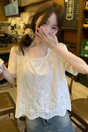 Plus Size Lace Trim Square Neck Short Sleeve Shirt - Stylish Cropped Summer Top for Curvy Figures, Loose Fit, Flattering Design