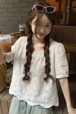 Plus Size Lace Trim Square Neck Short Sleeve Shirt - Stylish Cropped Summer Top for Curvy Figures, Loose Fit, Flattering Design