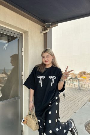 Plus Size Loose Pearl Bow Print T-Shirt in Black and White - European American Style for Women, Trendy and Chic Fashion Essential