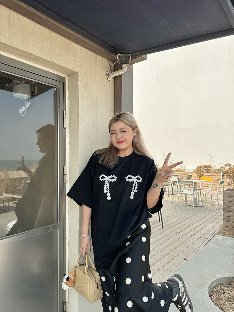 Plus Size Loose Pearl Bow Print T-Shirt in Black and White - European American Style for Women, Trendy and Chic Fashion Essential Plus Size Loose Pearl Bow Print T-Shirt in Black and White - European American Style for Women, Trendy and Chic Fashion Essential