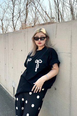 Plus Size Loose Pearl Bow Print T-Shirt in Black and White - European American Style for Women, Trendy and Chic Fashion Essential