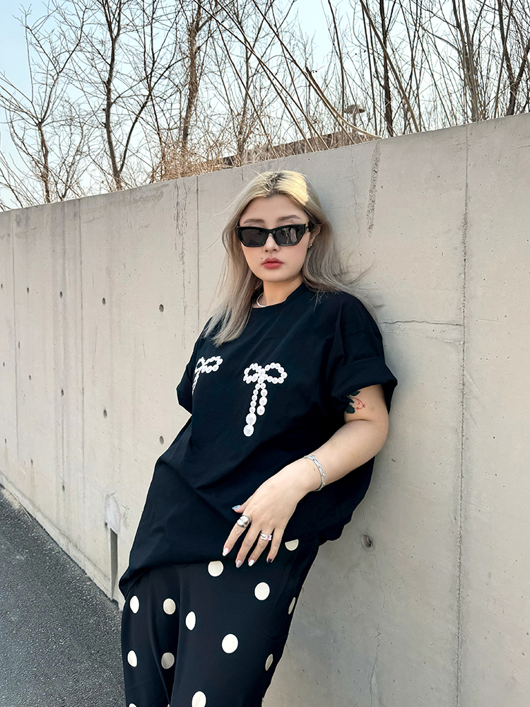 Plus Size Loose Pearl Bow Print T-Shirt in Black and White - European American Style for Women, Trendy and Chic Fashion Essential Plus Size Loose Pearl Bow Print T-Shirt in Black and White - European American Style for Women, Trendy and Chic Fashion Essential