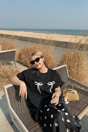 Plus Size Loose Pearl Bow Print T-Shirt in Black and White - European American Style for Women, Trendy and Chic Fashion Essential