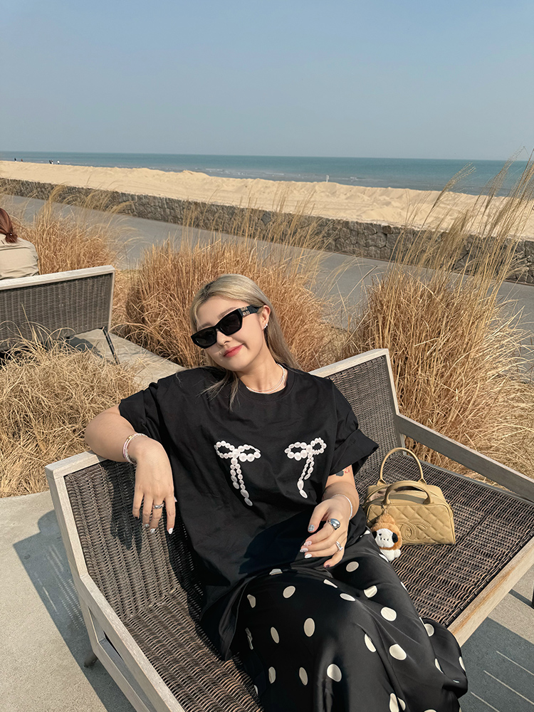 Plus Size Loose Pearl Bow Print T-Shirt in Black and White - European American Style for Women, Trendy and Chic Fashion Essential Plus Size Loose Pearl Bow Print T-Shirt in Black and White - European American Style for Women, Trendy and Chic Fashion Essential