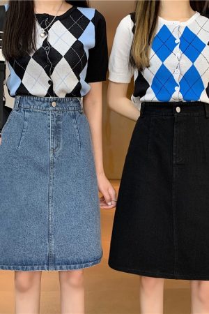 Plus-Size Mid-Length Denim Skirt for Curvy Figures, Hip-Hugging A-Line Design with Split Detail, Trendy One-Step Style