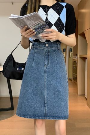 Plus-Size Mid-Length Denim Skirt for Curvy Figures, Hip-Hugging A-Line Design with Split Detail, Trendy One-Step Style