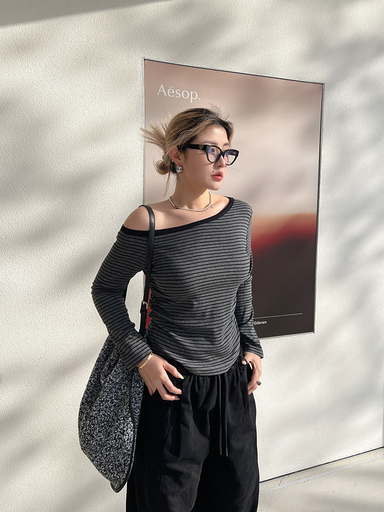 Plus-Size Off-Shoulder Striped Knitted Sweater Top - American Minimalist Slim-Fit Design for Comfortable Y2K Style Plus-Size Off-Shoulder Striped Knitted Sweater Top - American Minimalist Slim-Fit Design for Comfortable Y2K Style